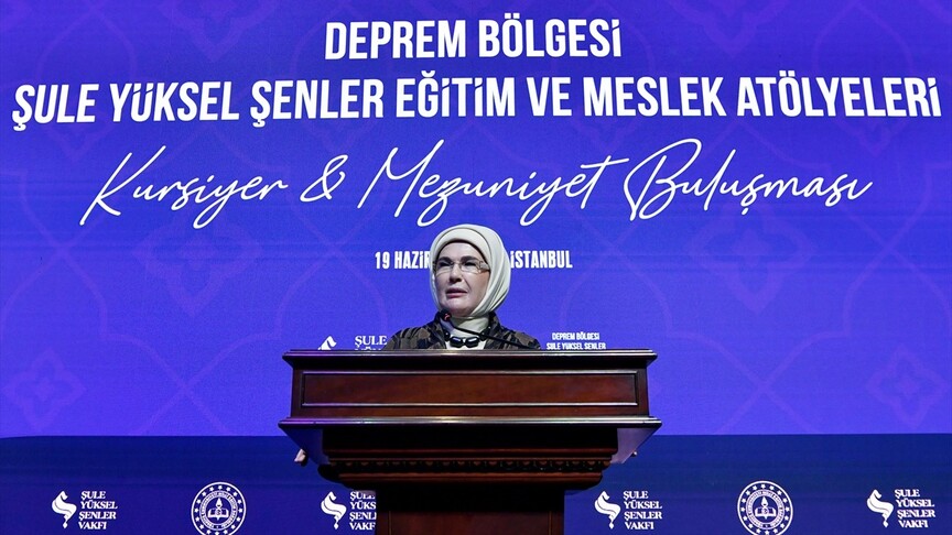 Emine Erdoğan, Şule Yüksel Şenler Vakfı'nın mezuniyet buluşmasında konuşma yaparken.