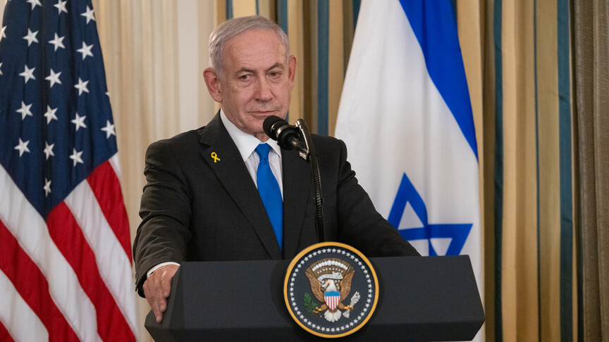 İsrail Başbakanı Binyamin Netanyahu ve ABD bayrağı sembolik olarak yan yana.
