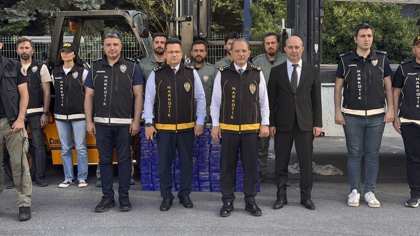 İstanbul'da ele geçirilen uyuşturucu maddeler ve tır