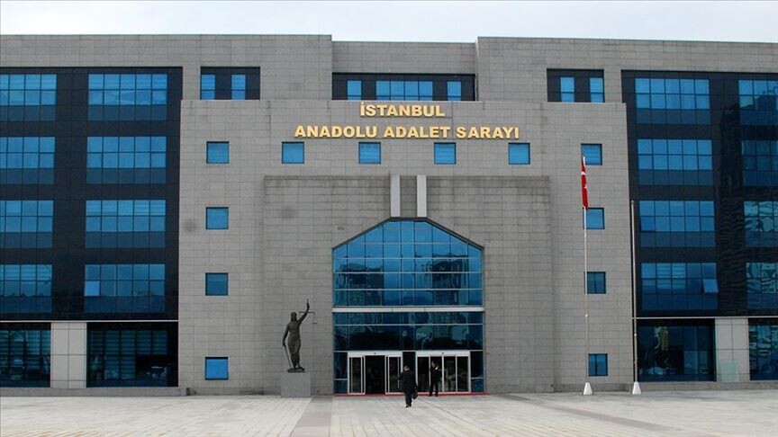 Adalar Belediyesinde rüşvet ve ruhsat yolsuzluğu iddialarına yönelik düzenlenen operasyonda gözaltına alınan şüpheliler.