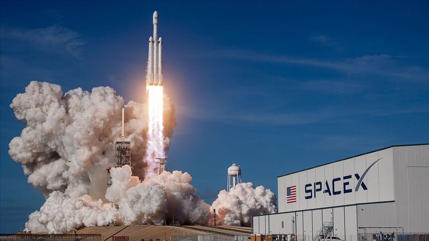 SpaceX logosu ve Nasdaq borsa ekranı