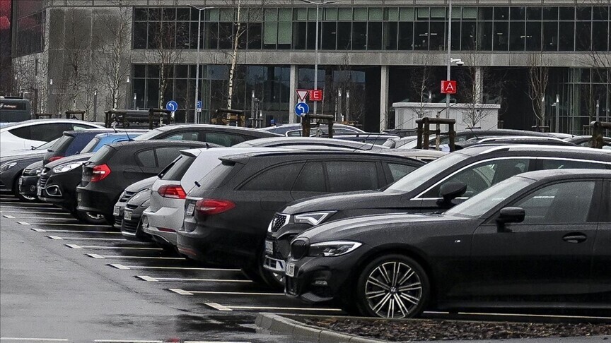 Sondazh  Shumica e evropianëve e shohin pronësinë e një makine si  luks 