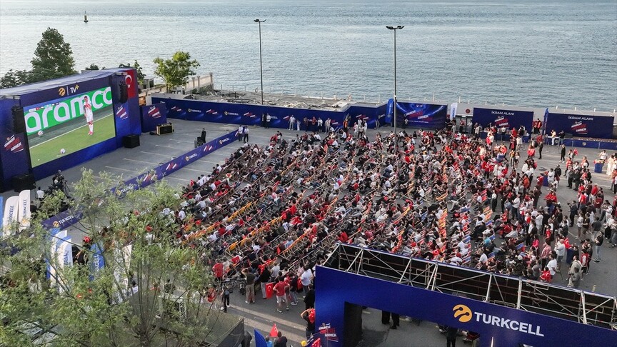 A Milli Futbol Takımı'na destek veren taraftarlar