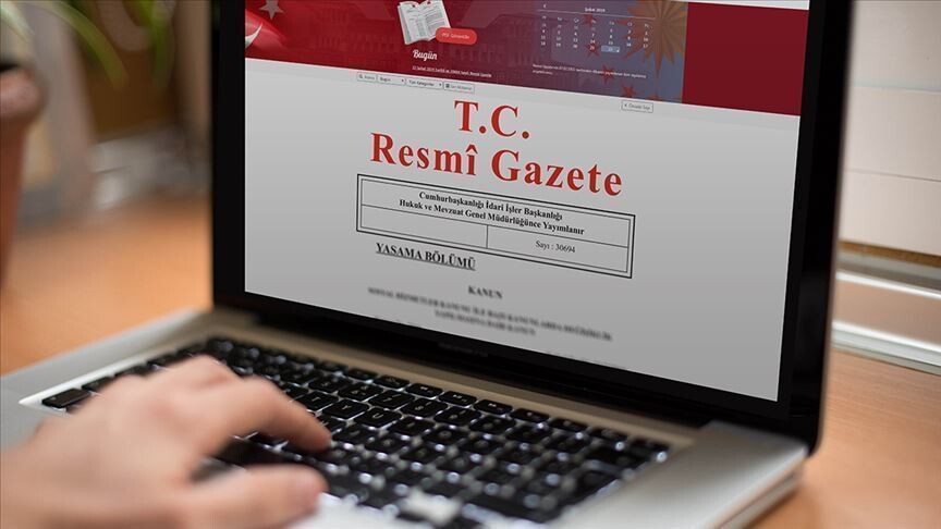 Terör zararları başvurularının sonuçlanma süresini uzatan Cumhurbaşkanlığı Kararı'nın Resmi Gazete'de yayımlanmasını temsil eden bir görsel.