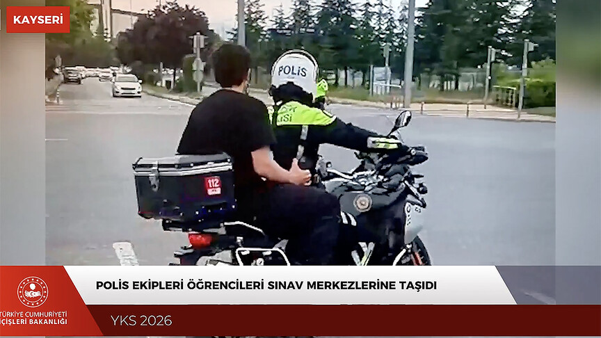 İçişleri Bakanı Mustafa Çiftçi'nin YKS'ye geç kalan öğrencilere yardım eden ekiplere teşekkür ettiği bir tören veya toplantıdan bir görüntü.