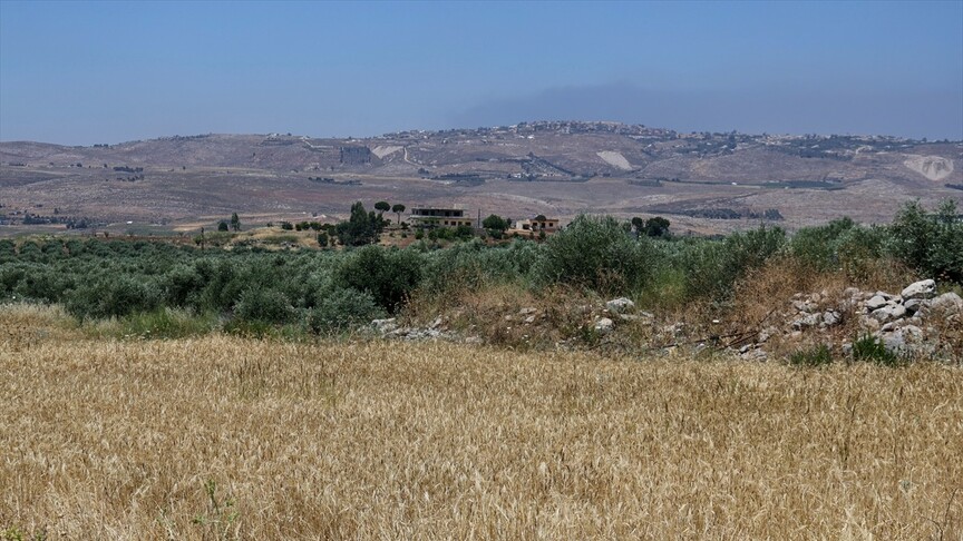 Lübnan'ın güneyinde İsrail işgali altındaki bir tarım arazisi ve çiftçiler.
