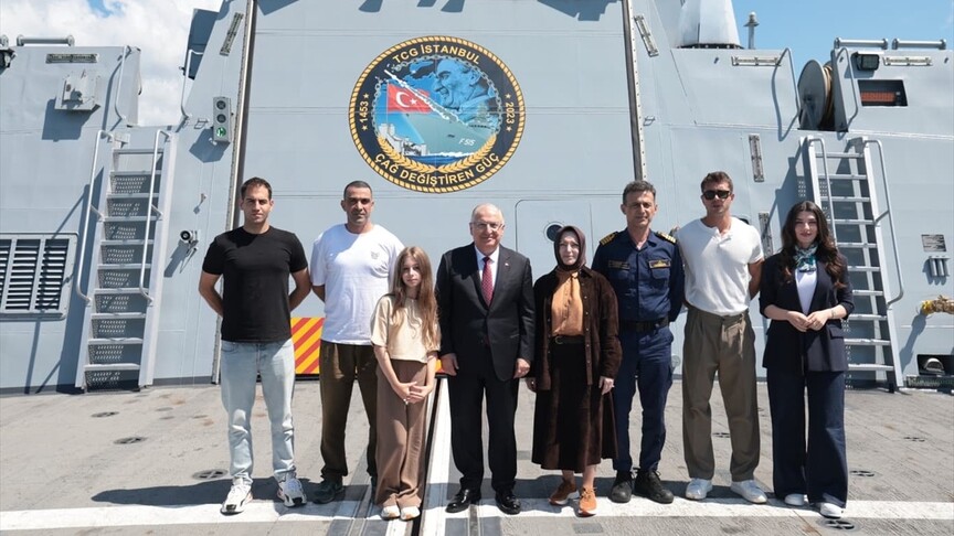 Milli Savunma Bakanı Yaşar Güler, TCG İstanbul fırkateyninde çekilen "Operasyon Alesta" dizisinin setini ziyaret ediyor.