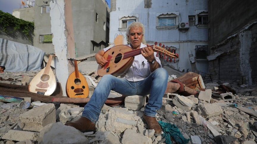 Gazze'de ud ustası Suheyl Ebu Şaviş atölyesinde müzik aletleriyle.