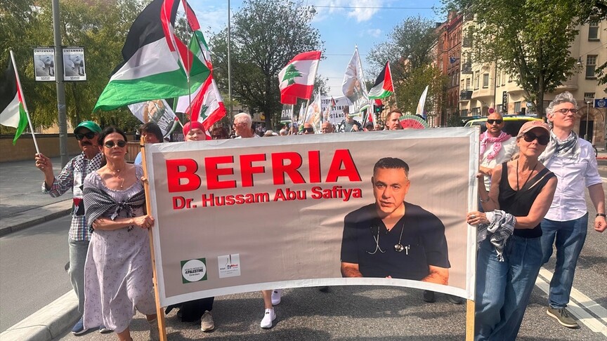 Stockholm'de İsrail'in saldırılarını protesto eden göstericiler.