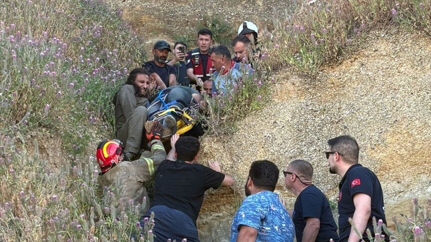 Çatalca'da yamaç paraşütü yaparken kayalıklara çarpan 2 kişi yaralandı.