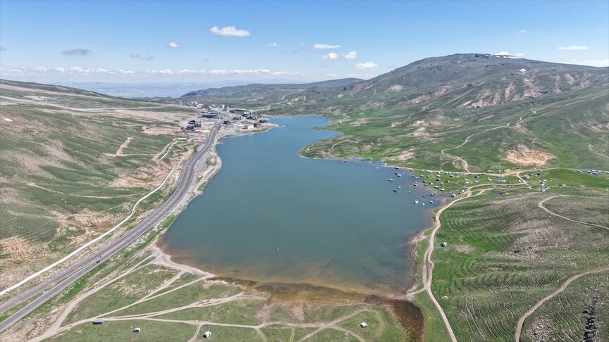 Geçen yaz kuruyan Tekir Göleti Erciyes'in kar sularıyla doldu