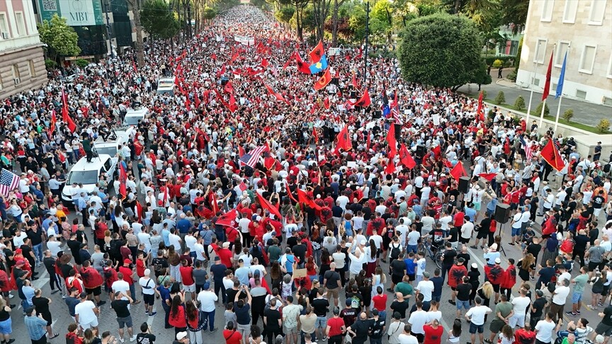 Arnavutluk'ta Zvernec'teki turizm projesine karşı gösteriler 21. gününde sürüyor