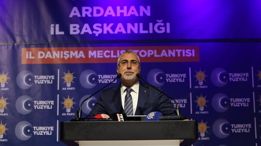Çalışma ve Sosyal Güvenlik Bakanı Vedat Işıkhan'ın bir toplantıda konuşma yaparken çekilmiş fotoğrafı.