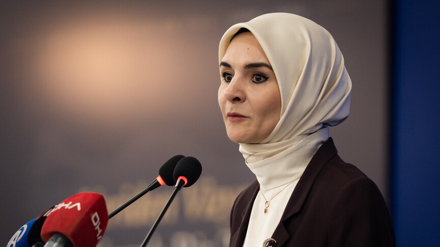Aile ve Sosyal Hizmetler Bakanı Mahinur Özdemir Göktaş konuşma yaparken