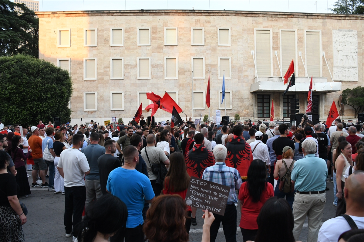 Arnavutluk’ta Zvernec’teki turizm projesine karşı gösteriler haftalardır sürüyor