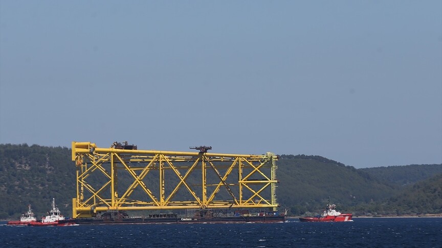 Bahama bayraklı CASTRO XI isimli doğal gaz boru hattı döşeme gemisi Çanakkale Boğazı'ndan geçiyor.