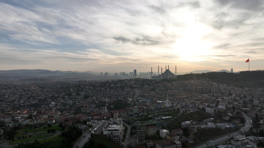 İstanbul'da hava kirliliğindeki azalmayı gösteren grafik veya şehir manzarası.