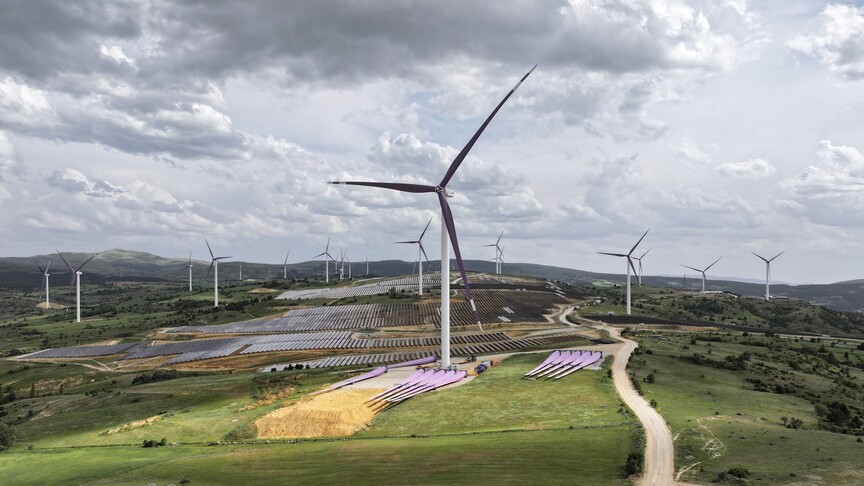 Türkiye haritası üzerinde elektrik santrallerini temsil eden semboller.