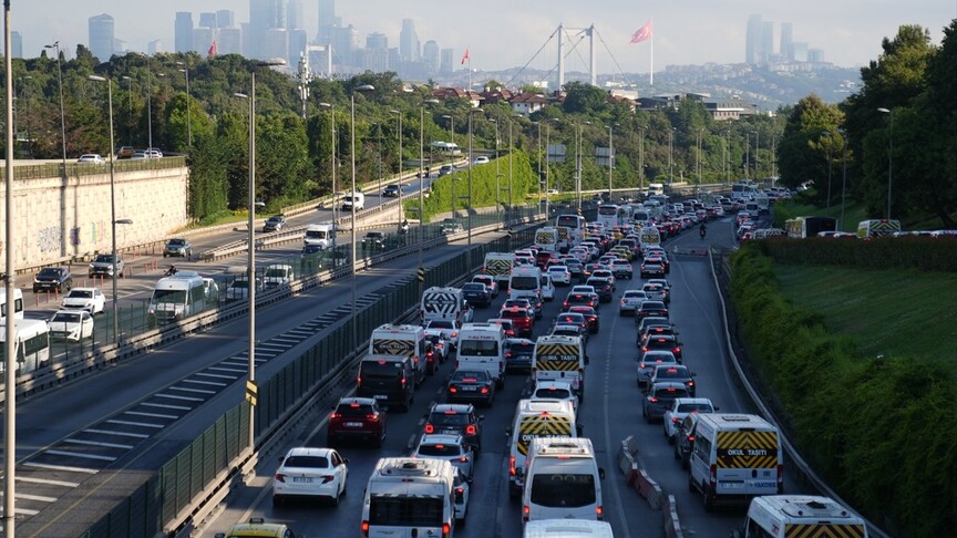 İstanbul'da haftanın ilk iş gününde sabah saatlerinde TEM Otoyolu ve D-100 Karayolu üzerinde yoğun trafik görüntüsü.