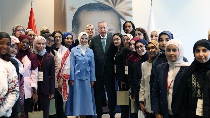 Cumhurbaşkanı Recep Tayyip Erdoğan, 'ALLY for Future: Genç Müslüman Kadınlar Liderlik Programı' katılımcılarını kabul ederken.