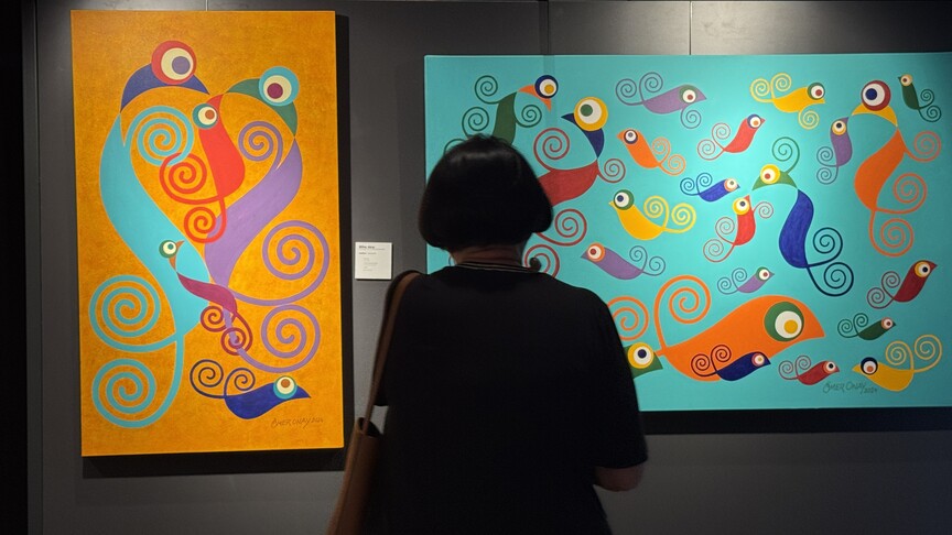 İstanbul'da sahnelenen bir tiyatro oyunu ve sergilenen sanat eserleri