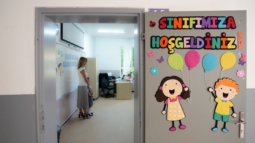 Milli Eğitim Bakanlığı logosu ve 'Öğretmen Yer Değiştirme Duyurusu' yazısı.
