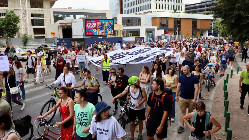 Aktivistët ekologjikë marsh protestues në Shkup kundër lejes së fabrikës së çimentos