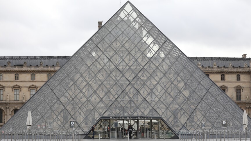Paris'teki Louvre Müzesi aşırı sıcaklar nedeniyle kapılarını erken kapatacak