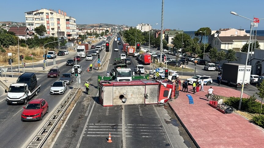 Büyükçekmece'de devrilen itfaiye aracı ve polis ekipleri