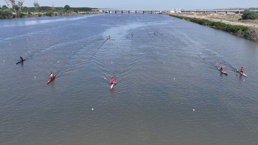 Meriç Nehri'nde kano eğitimi yapan sporcular