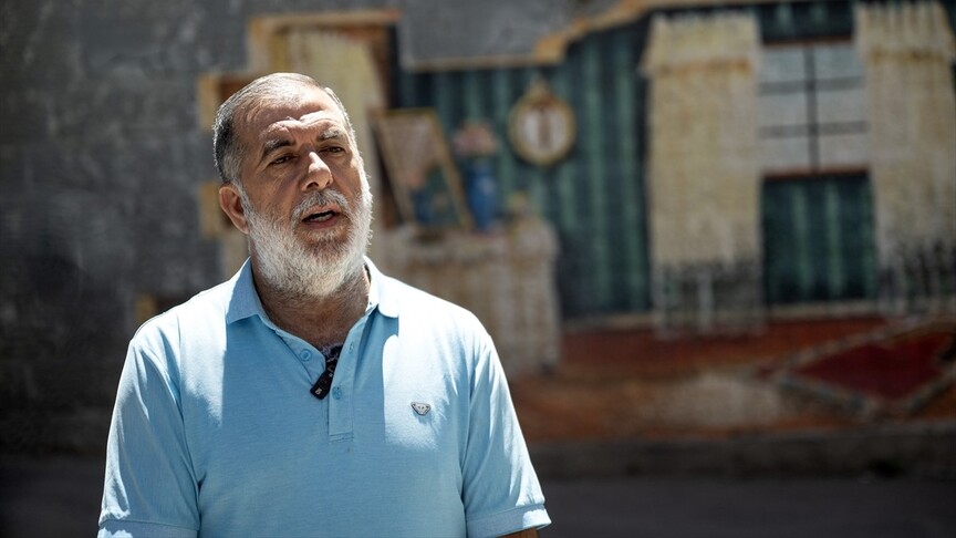 İsrail işgali altındaki Doğu Kudüs'te bir Filistinli evin önünde duruyor.