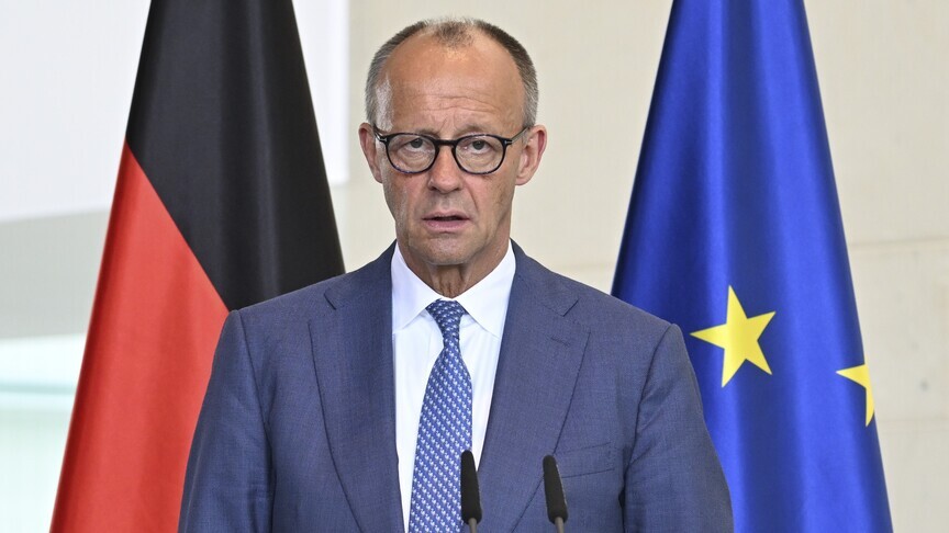 Almanya Başbakanı Friedrich Merz resmi bir toplantıda konuşma yapıyor