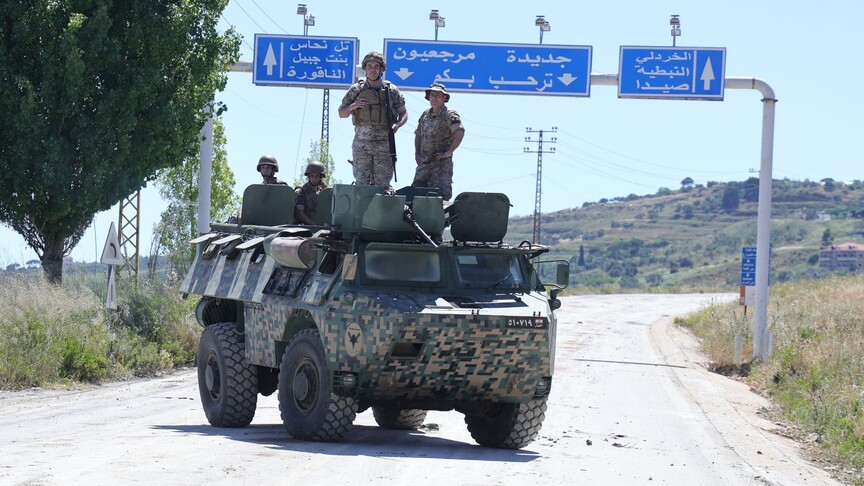İsrail ve Lübnan bayrakları, ortada ABD bayrağı ile görüşme simgesi.