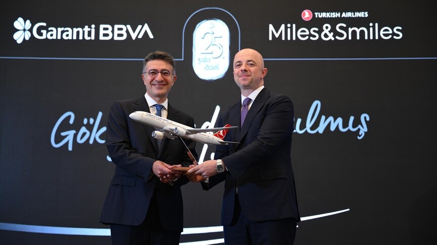 THY Miles&Smiles ile Garanti BBVA işbirliğinin 25. yılına özel uçak parçalarından kredi kartı