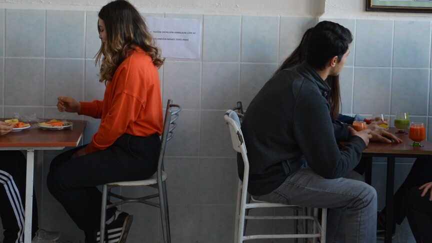Okul kantini veya yemekhanesinde gıda ürünlerinin sergilendiği bir görüntü.