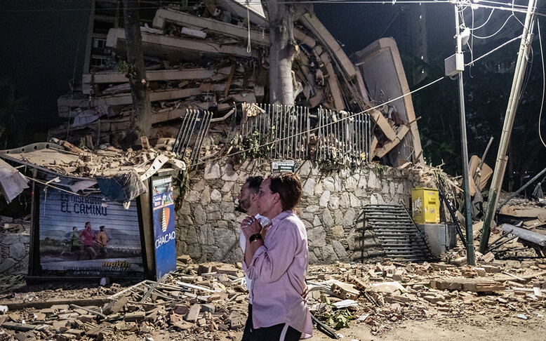 Dünya haritası üzerinde deprem merkezlerini gösteren görsel.