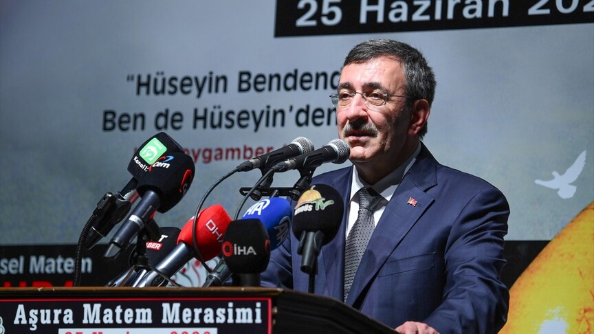 Cumhurbaşkanı Yardımcısı Cevdet Yılmaz açıklamalarda bulunuyor