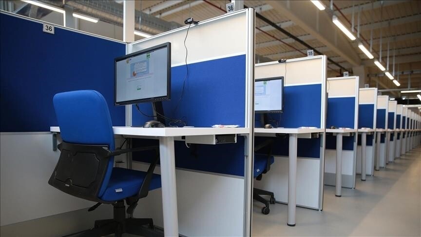 Elektronik Yabancı Dil Sınavı (e-YDS) logosu veya sınav salonu görüntüsü