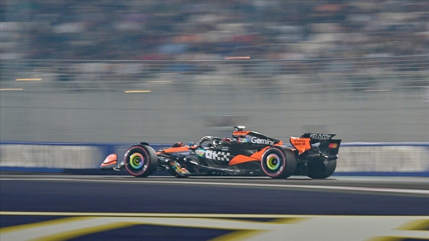 Formula 1 araçlarının Avusturya Grand Prix'sinde yarıştığı bir görsel.