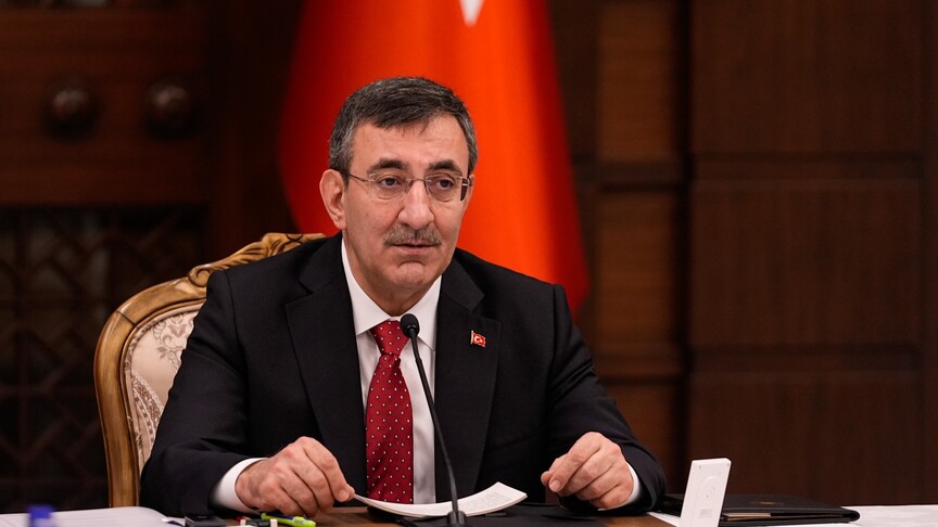 Cumhurbaşkanı Yardımcısı Cevdet Yılmaz, öğrencilere yaz tatili tavsiyelerinde bulunuyor.