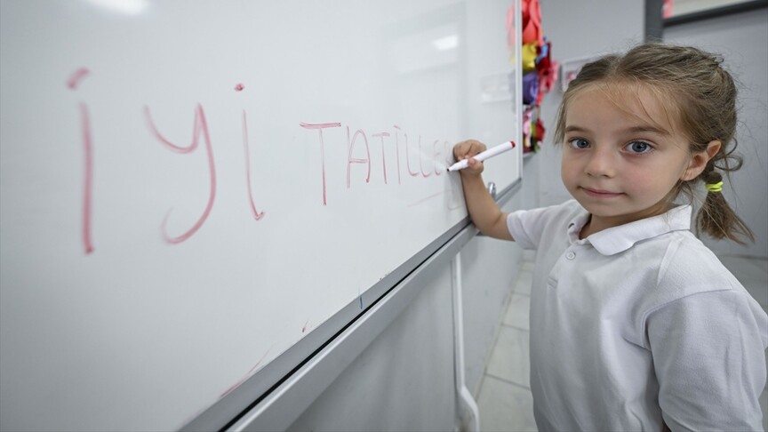 Yaklaşık 18 milyon öğrenci karnelerini alarak yaz tatiline girdi
