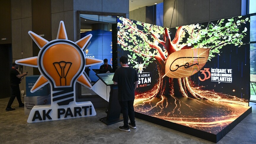 AK Parti yetkilileri basın toplantısında