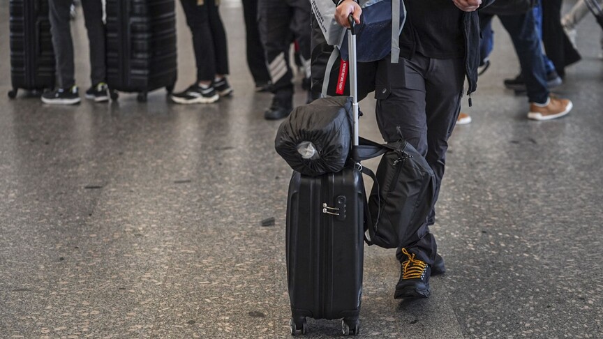 Şehirler arası otobüs terminalinde yolcu hareketliliği