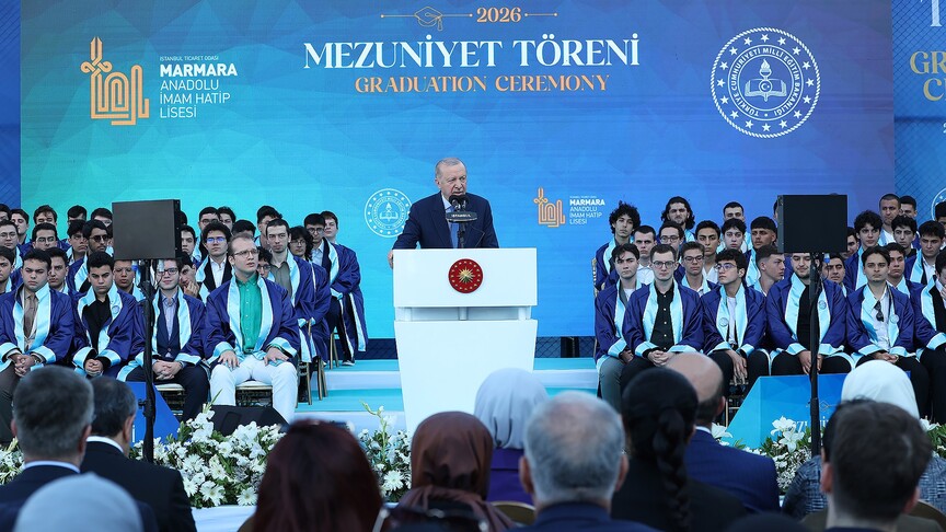 Cumhurbaşkanı Erdoğan mezuniyet töreninde konuşma yaparken