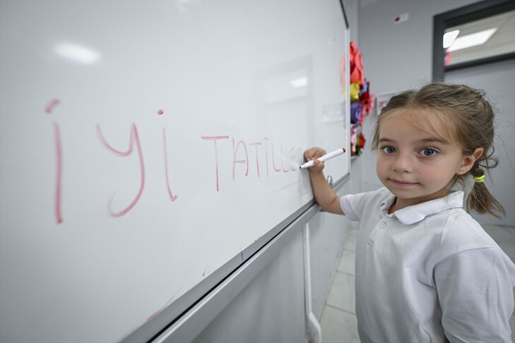 Yaklaşık 18 milyon öğrenci karnelerini alarak yaz tatiline girdi