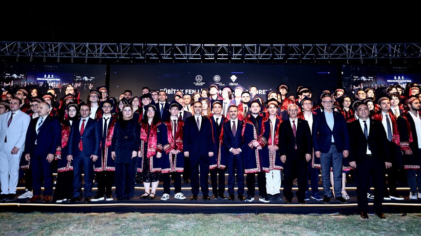 TÜBİTAK Fen Lisesi binası veya öğrencilerin bilimsel çalışmalarını gösteren bir görsel.