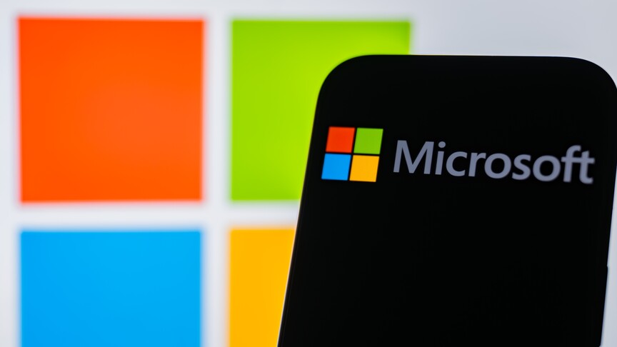 Microsoft logosu ve ofis yazılımı görseli