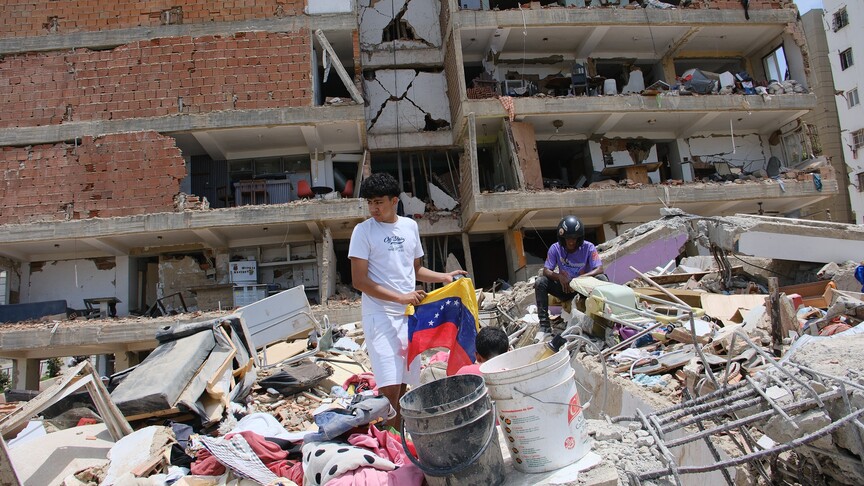 Venezuela'da deprem sonrası hasar gören binalar ve yardım ekipleri