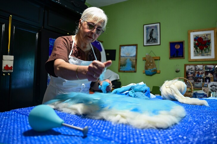 Artistja e shndërron shtëpinë e saj në punishte të artit të feltit