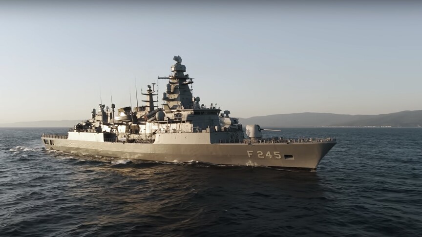 TCG Oruçreis firkateyni denizde seyrederken